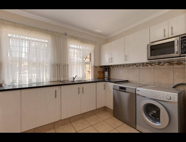 3 BEDROOM PROPERTY TO RENT IN DIE HOEWES